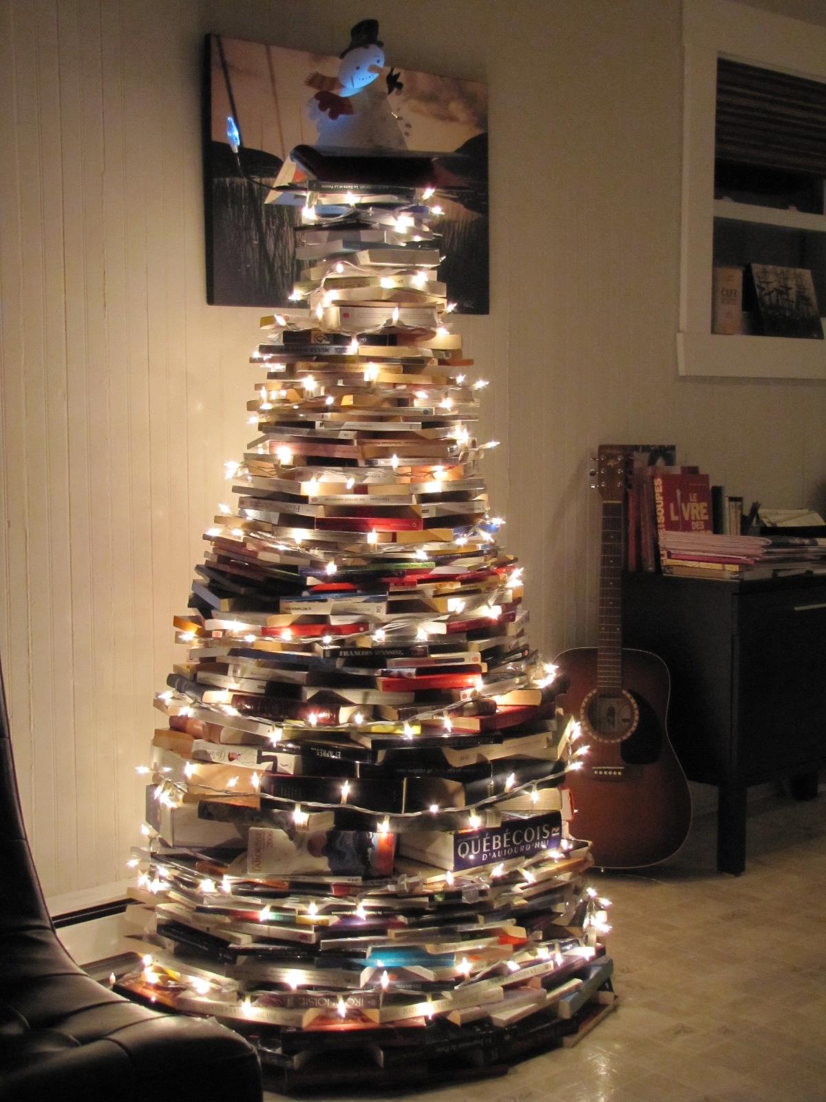 A bookworm's Christmas tree - meme